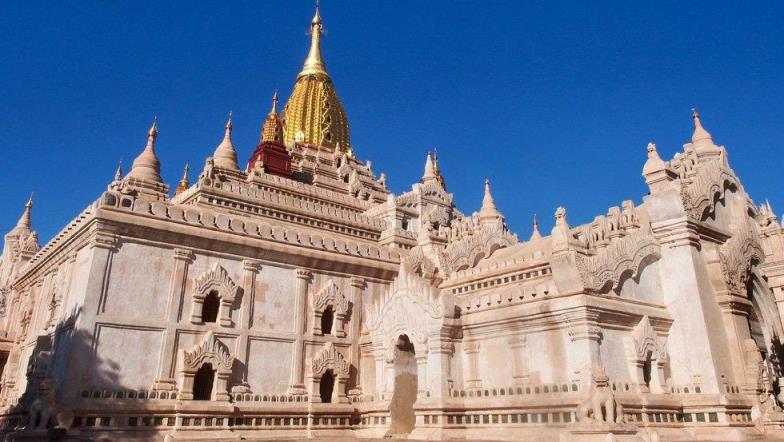 white Ananda Phaya Temple with gilded rooftop