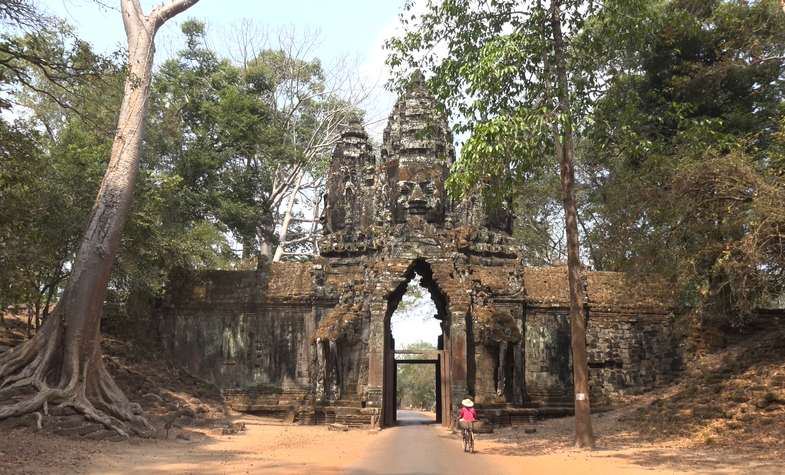 Picture of Victory Gate, Angkor Wat, taken with wide angle lens
