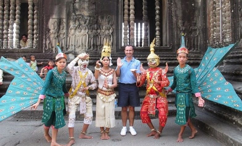 tourists with Apsara dancers