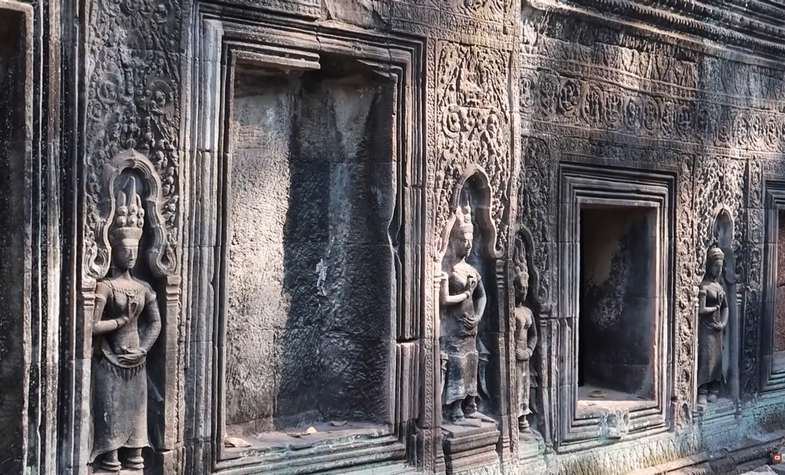 The sculpture on the wall of the Angkor Complex