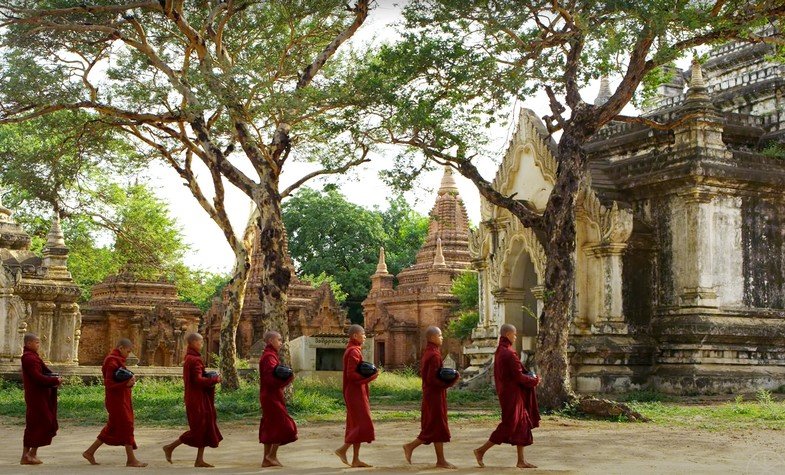 Bagan monks