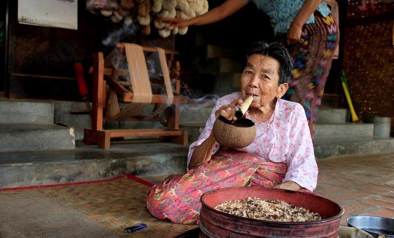 smocking cheroot in myanmar