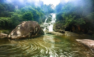 binh lieu khe van waterfall Vietnam