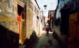 Smally alley in Hoi An - Vietnam