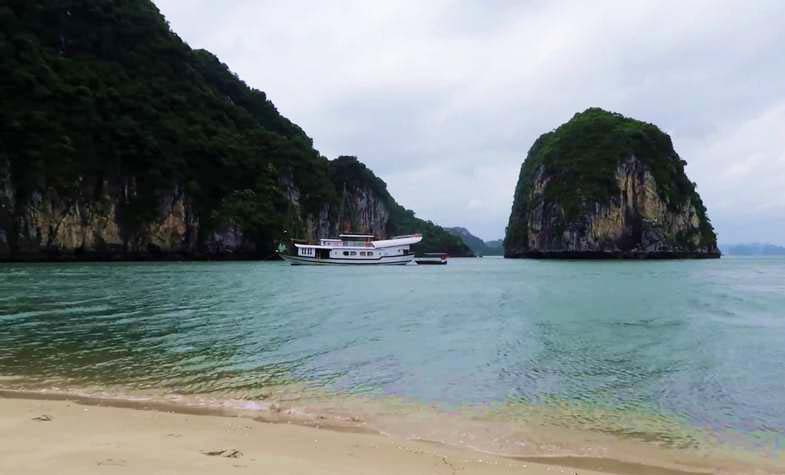 Vietnam, Halong Bay, Vietnam Travel Guide, Halong Bay Travel Guide, Bai Tu Long Bay