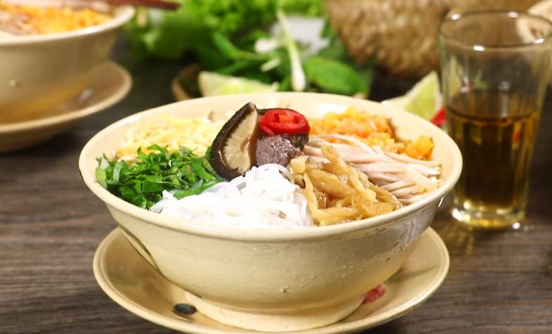 Bun Thang Hanoi, Rice Vermicelli with chicken, egg, pork, Hanoi specialties
