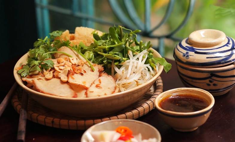 Cao  Lau - one of the most prominent specialties of Hoi An that you must try