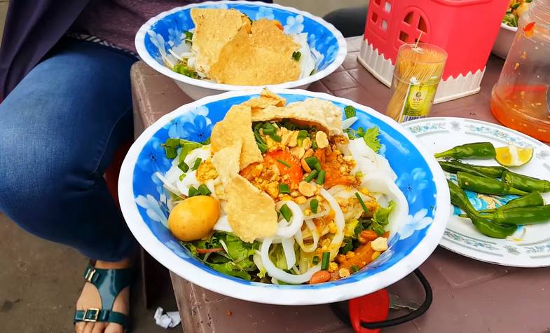 Mi  Quang - Vietnamese Turmeric Noodles, best food in Hoi An