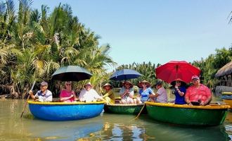 Bamboo boat rowing, Hoi an, Vietnam travel