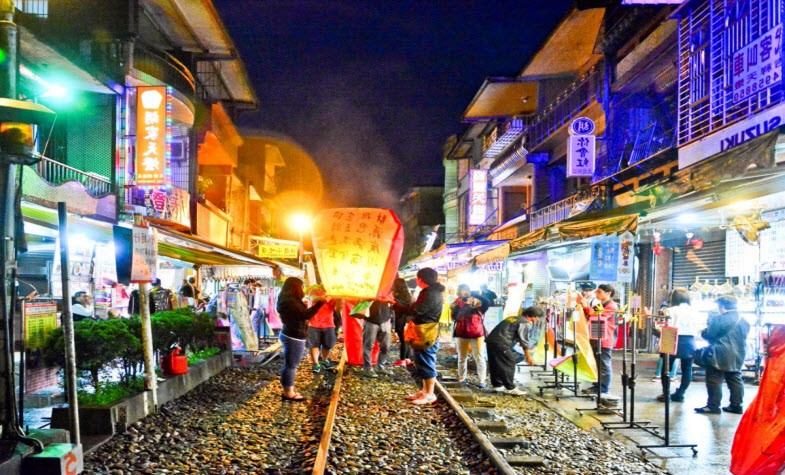Maeklong Railway Market - Shifen Old Street