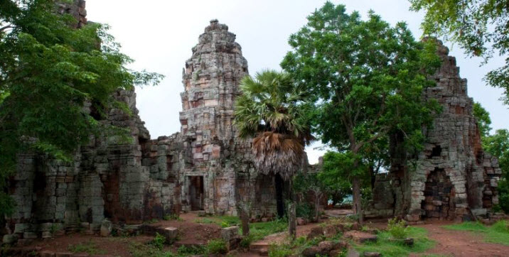 in front of Preah Vihear, where you can observe the relic of a subtle ancient temple made from stones, with many scrulpture of Buddha and deities on them