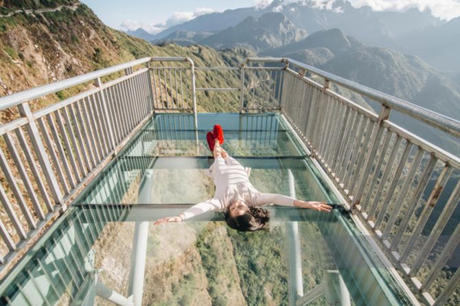 Lying on the glass bridge, among the high mountains
