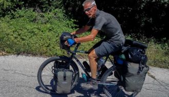 A last-stage cancer man cycle around the World