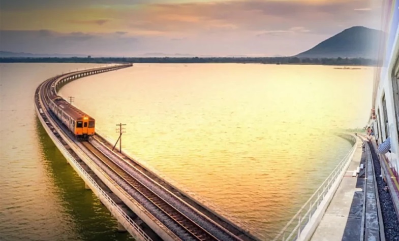 Bangkok’s floating railway