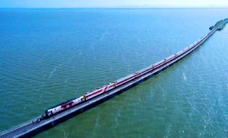 "Floating railway" from Bangkok to Pa Sak Jolasid dam in Lopburi