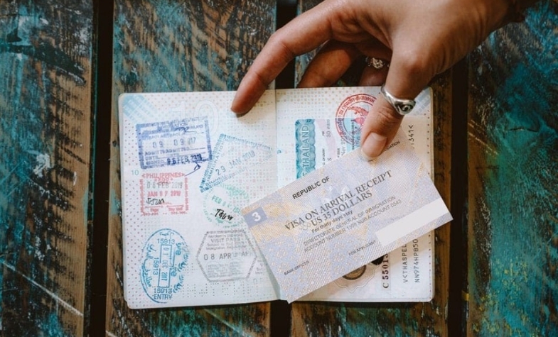 Travelers arriving at Bali airport, illustrating entry with Visa on Arrival.