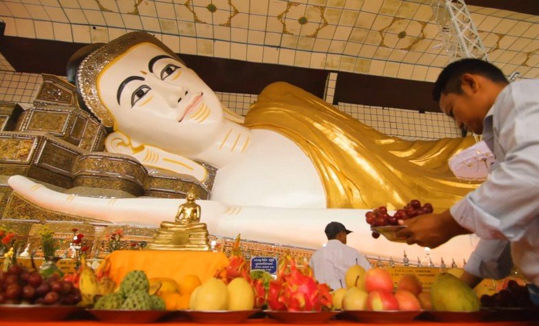 reclining Buddha statue