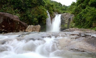 binh lieu song mooc waterfall, Vietnam