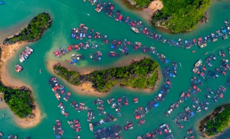 floating village on halong bay Vietnam