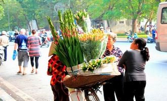 Street vendor, Hanoi, Vietnam