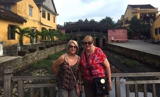  walking hoi an, Vietnam