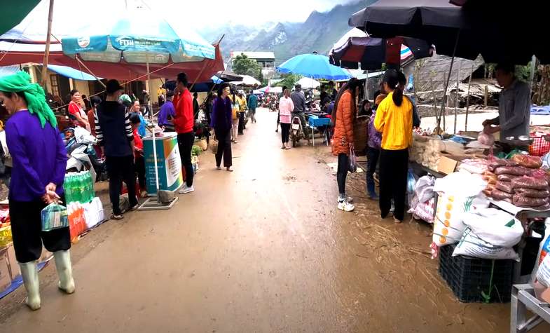 Local market in Bao Lac