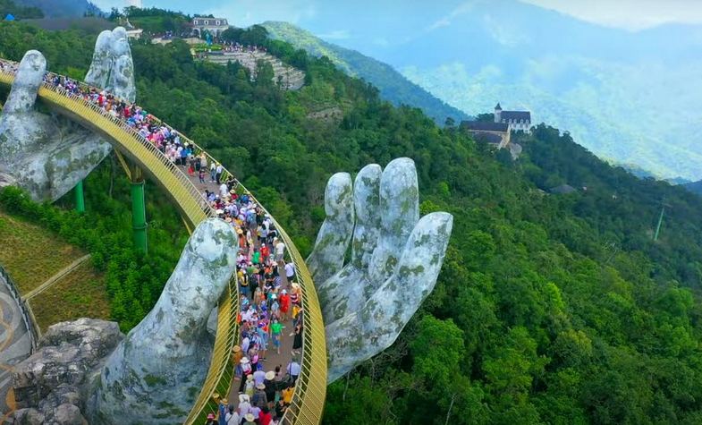 Visiting the golden hand bridge Vietnam