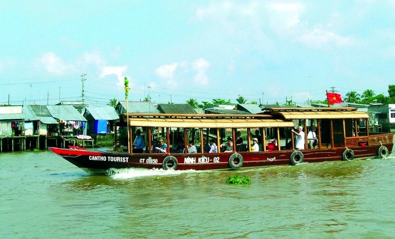 tourists visiting floating market on cruise