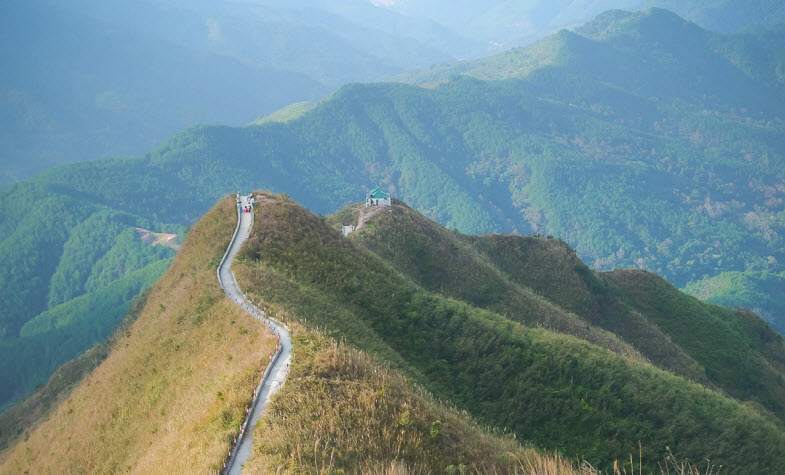 Binh Lieu welcome international tourists