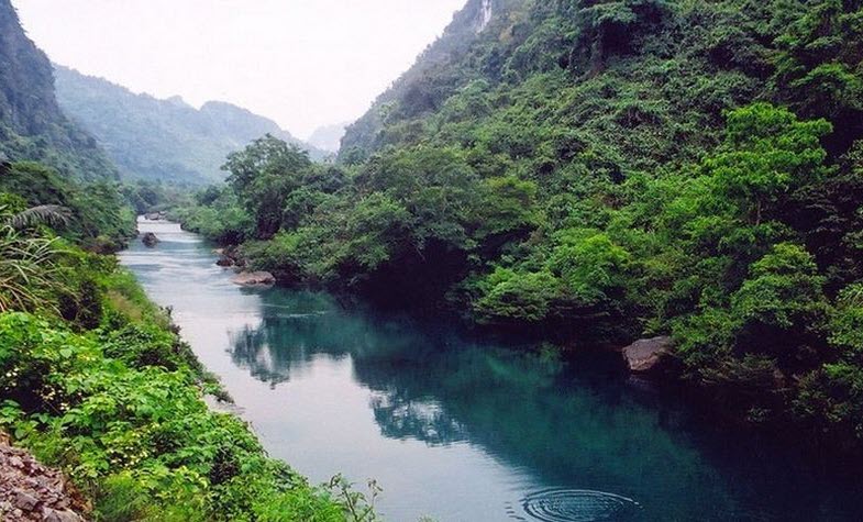 hung thoong cave quang binh vietnam