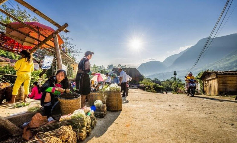 Local market in Ta Van village