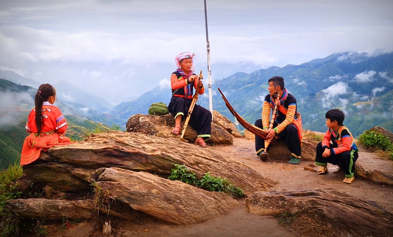Hmong tea culture and cloud views in Ta Xua, Vietnam.