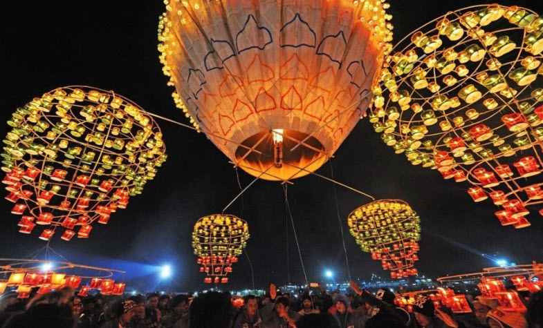 Tazaungdaing Festival - Myanmar hot air balloon festival