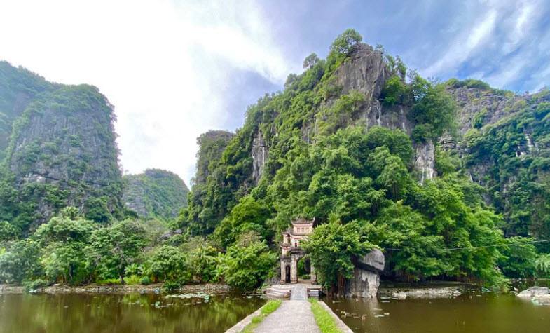 Visit Bich Dong Pagoda in Tam Coc Ninh Binh